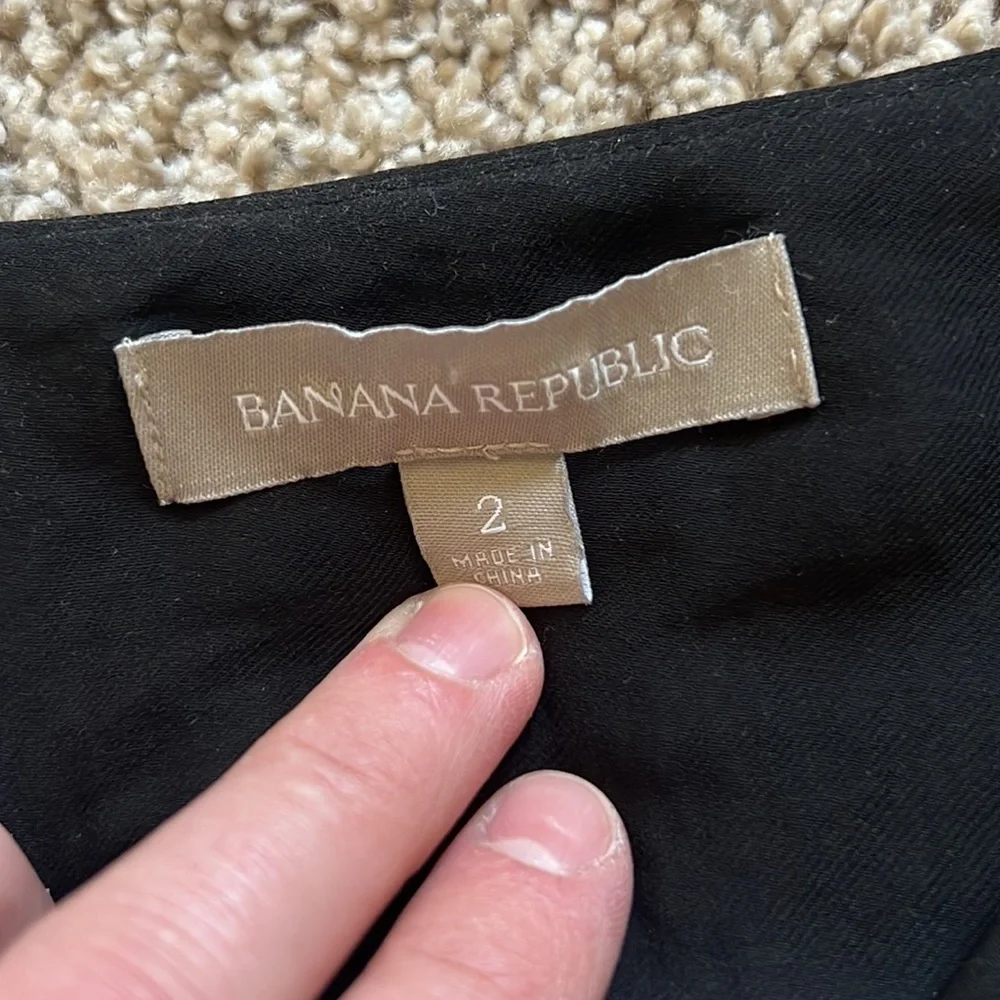Women’s Banana Republic Black Sleeveless V-neck Blouse - Picture 2 of 7